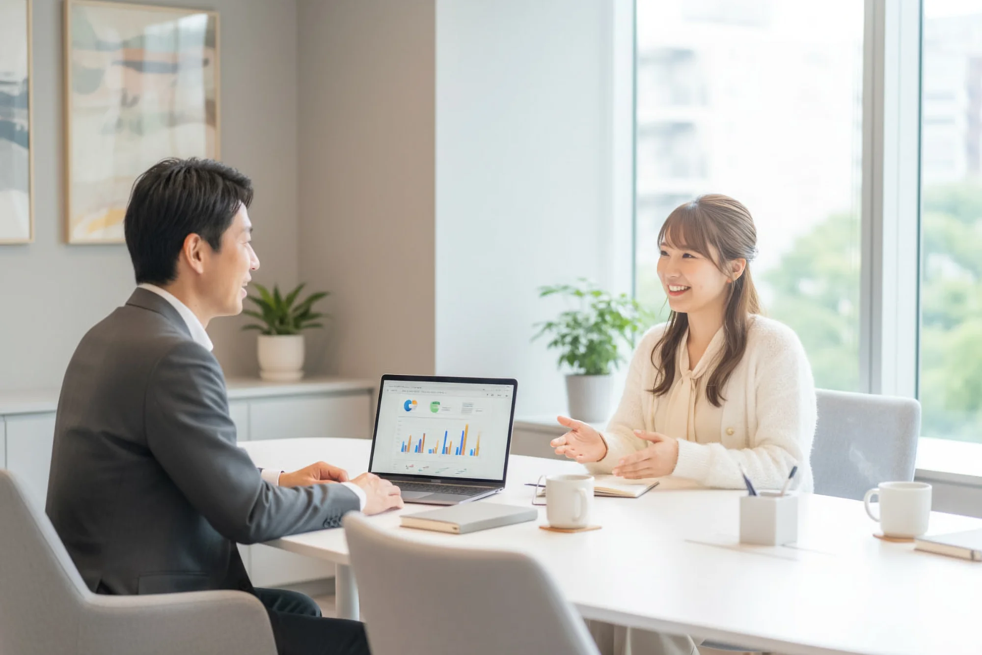 笑顔で話し合っている男女の画像